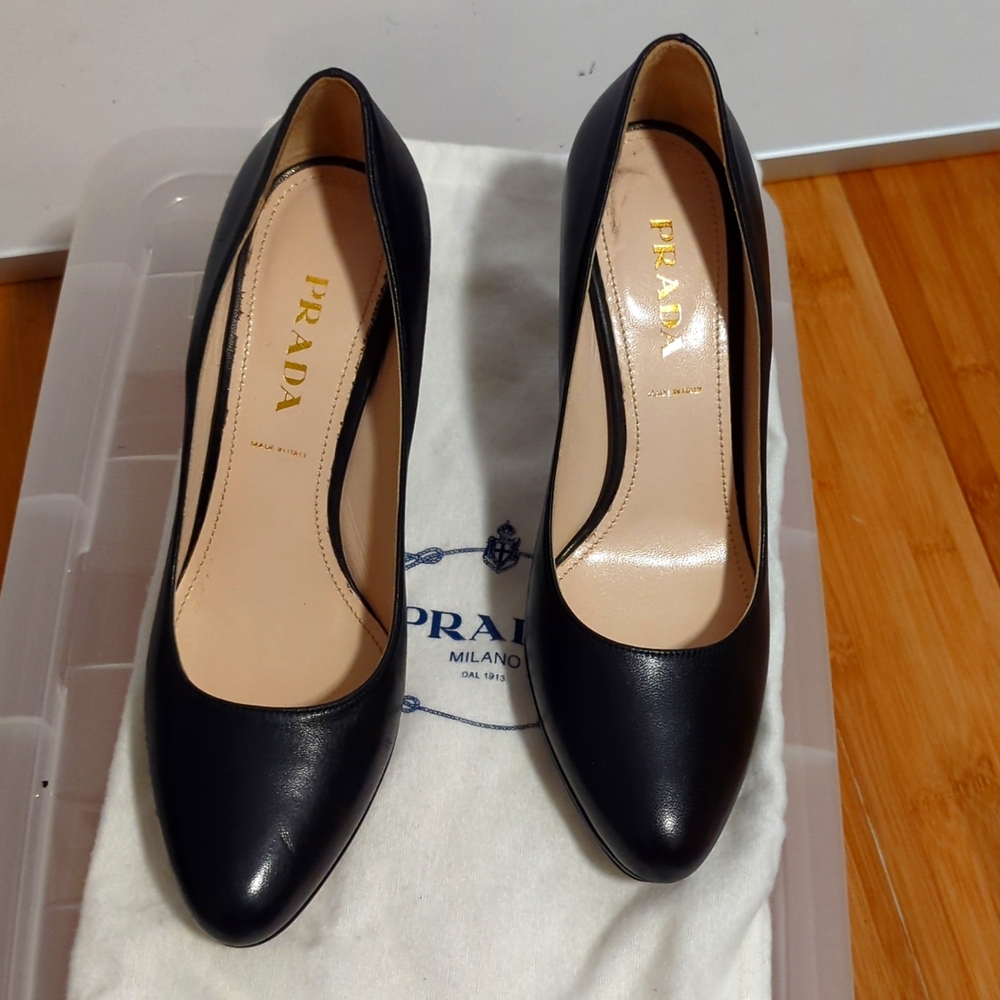 Size 37.5 never worn black Prada pumps